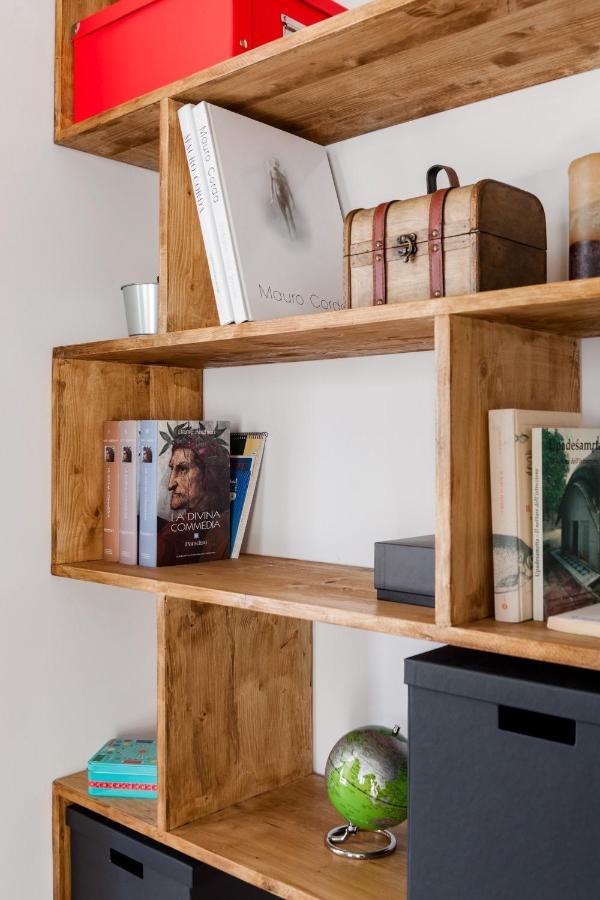 Open The Classic Wooden Shutters At A Cozy City Nest フィレンツェ エクステリア 写真