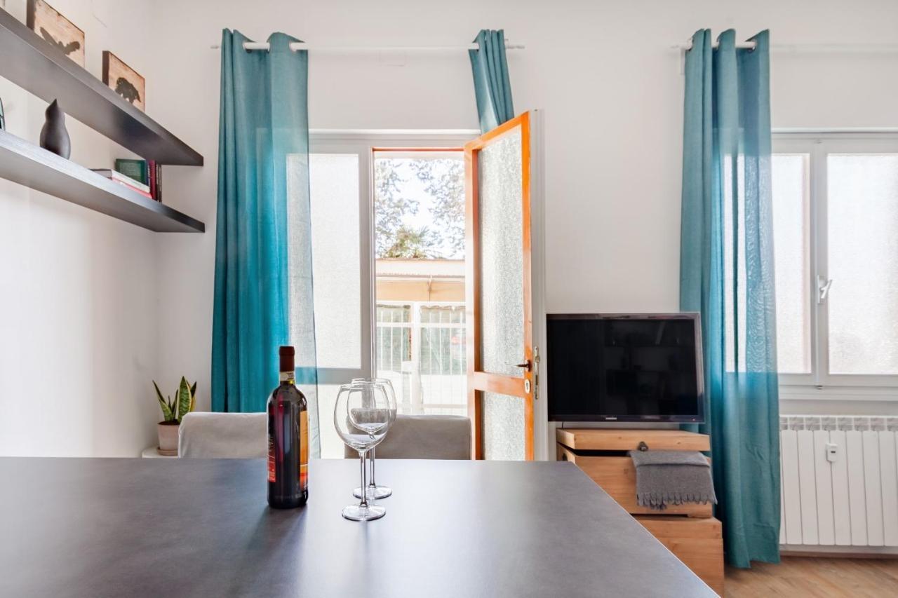 Open The Classic Wooden Shutters At A Cozy City Nest フィレンツェ エクステリア 写真