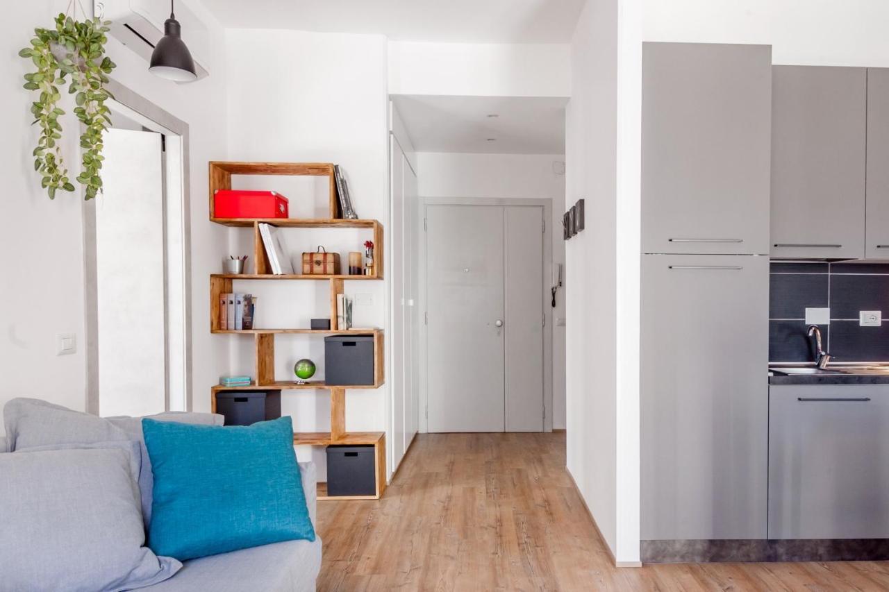 Open The Classic Wooden Shutters At A Cozy City Nest フィレンツェ エクステリア 写真
