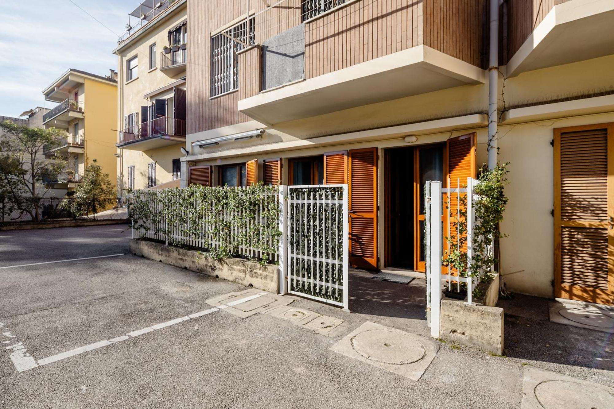 Open The Classic Wooden Shutters At A Cozy City Nest フィレンツェ エクステリア 写真