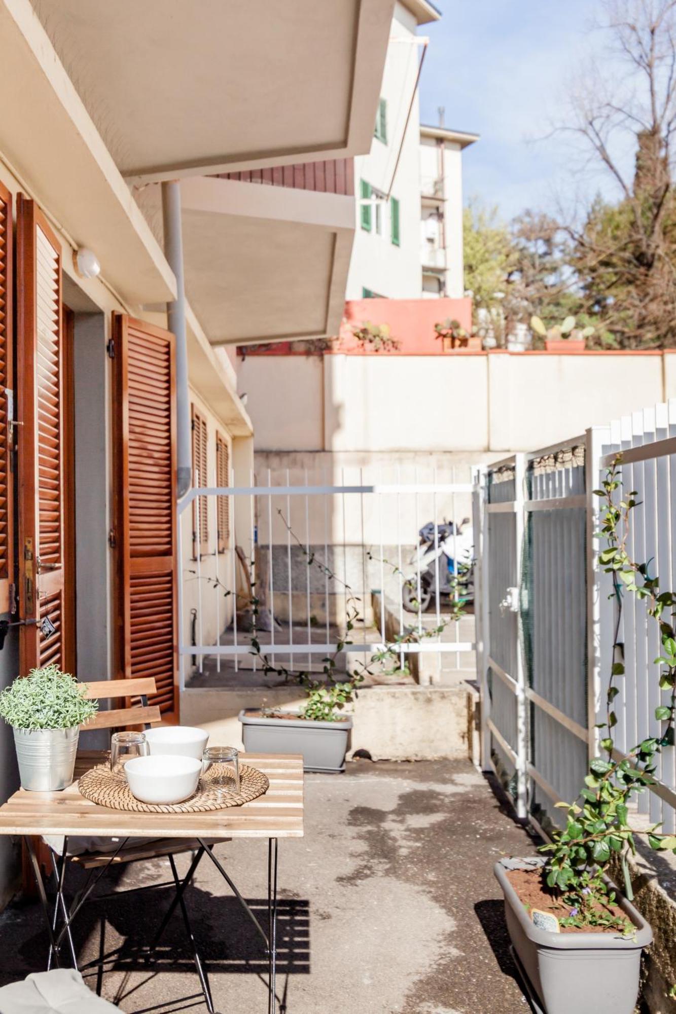Open The Classic Wooden Shutters At A Cozy City Nest フィレンツェ エクステリア 写真