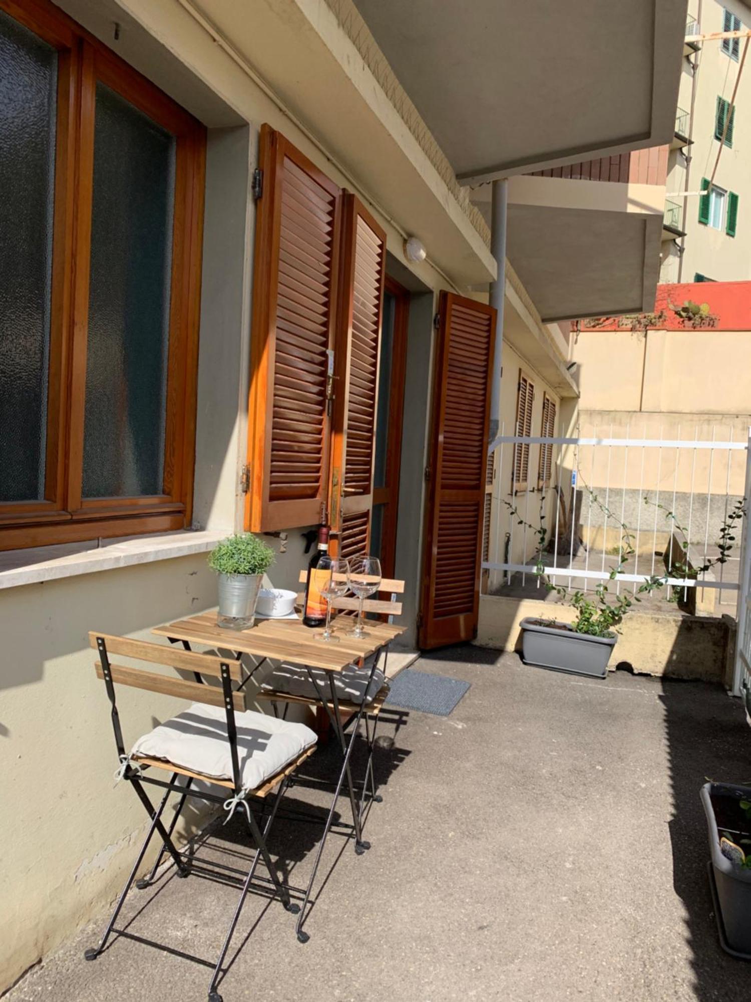 Open The Classic Wooden Shutters At A Cozy City Nest フィレンツェ エクステリア 写真