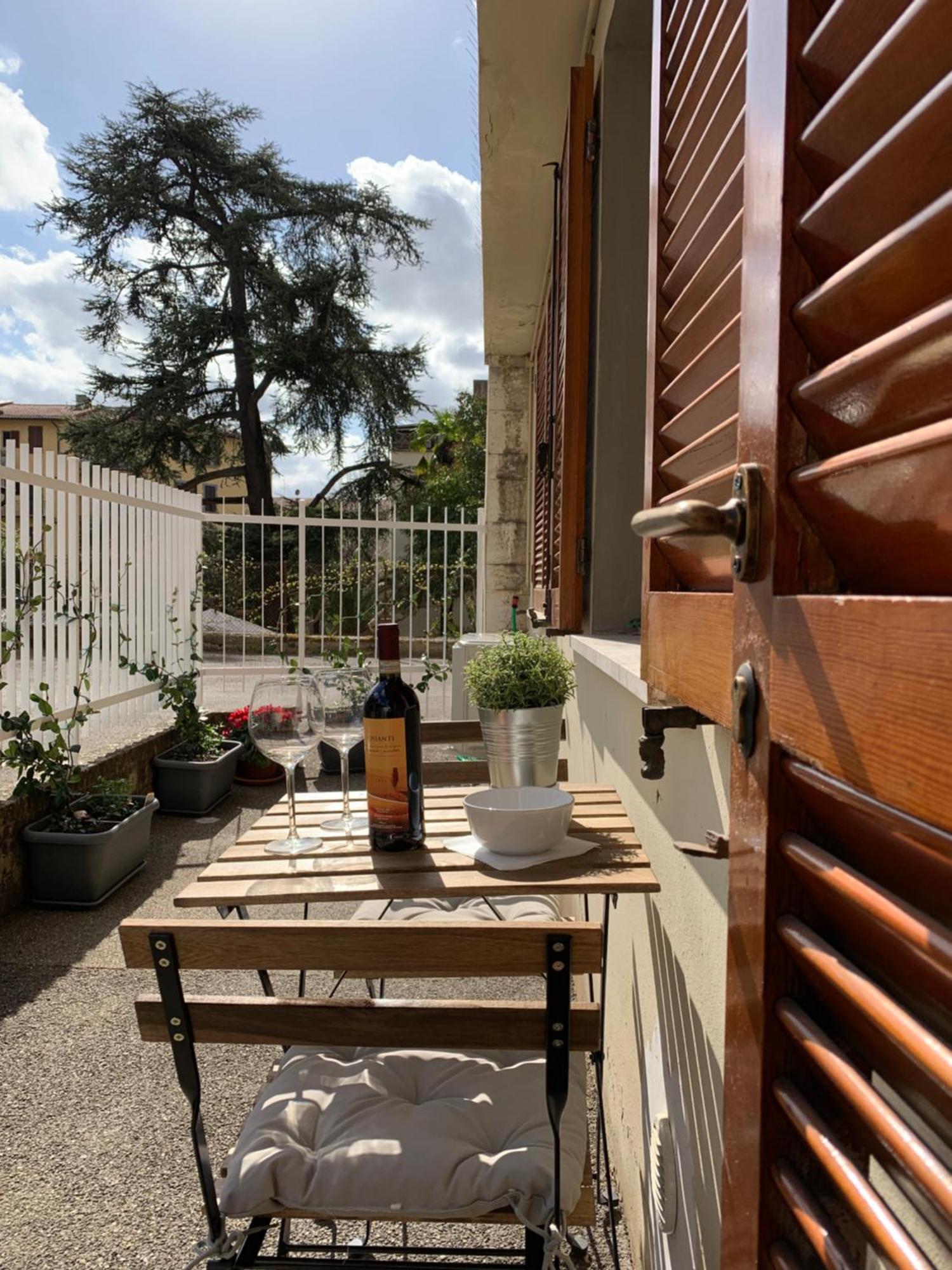 Open The Classic Wooden Shutters At A Cozy City Nest フィレンツェ エクステリア 写真