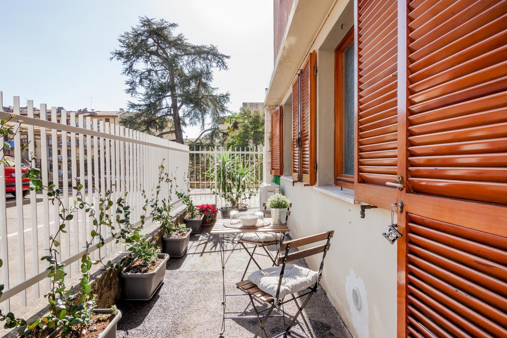 Open The Classic Wooden Shutters At A Cozy City Nest フィレンツェ エクステリア 写真