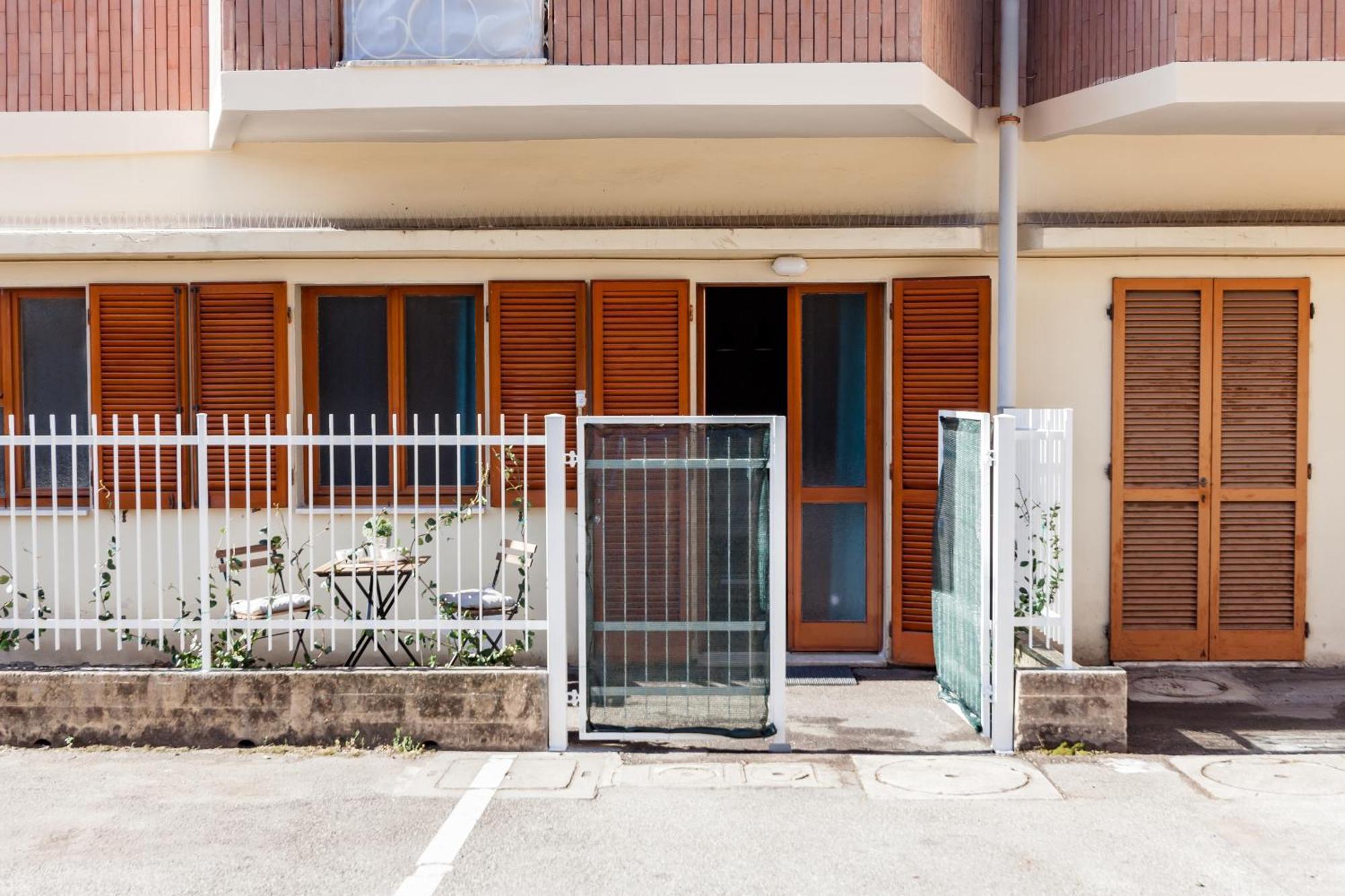 Open The Classic Wooden Shutters At A Cozy City Nest フィレンツェ エクステリア 写真