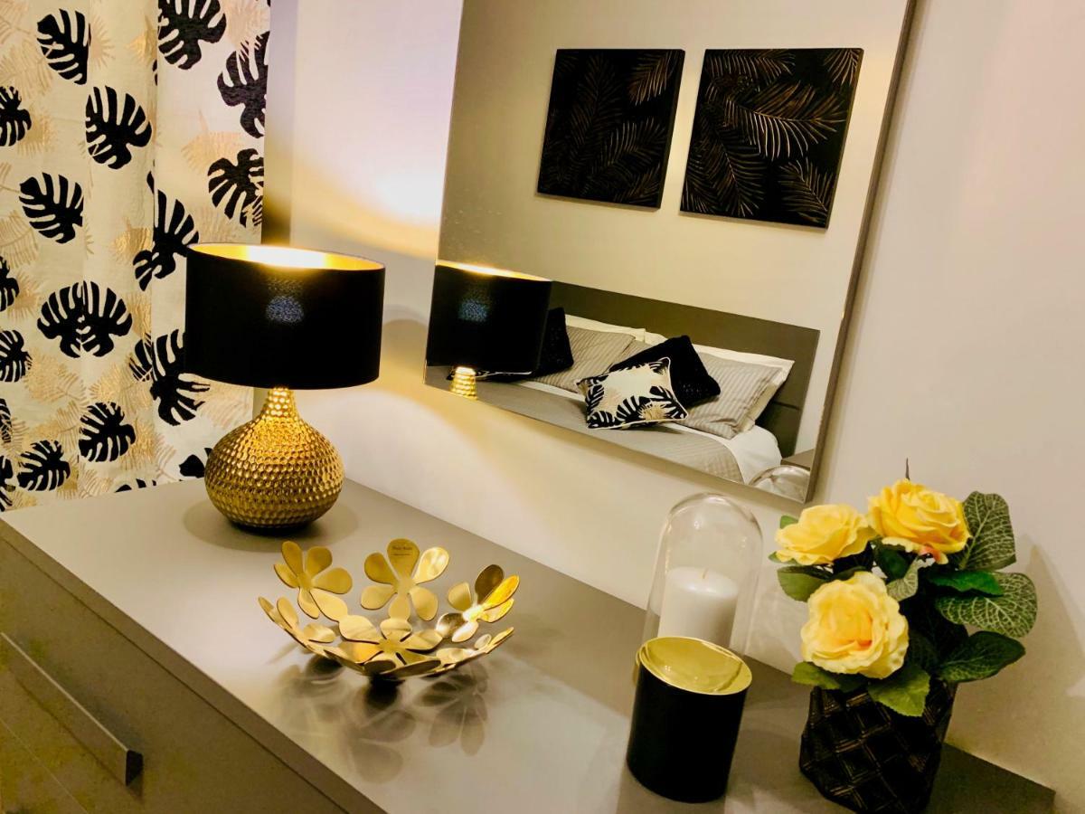Open The Classic Wooden Shutters At A Cozy City Nest フィレンツェ エクステリア 写真