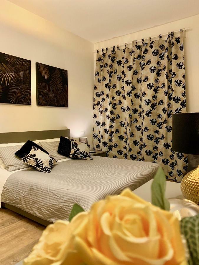 Open The Classic Wooden Shutters At A Cozy City Nest フィレンツェ エクステリア 写真
