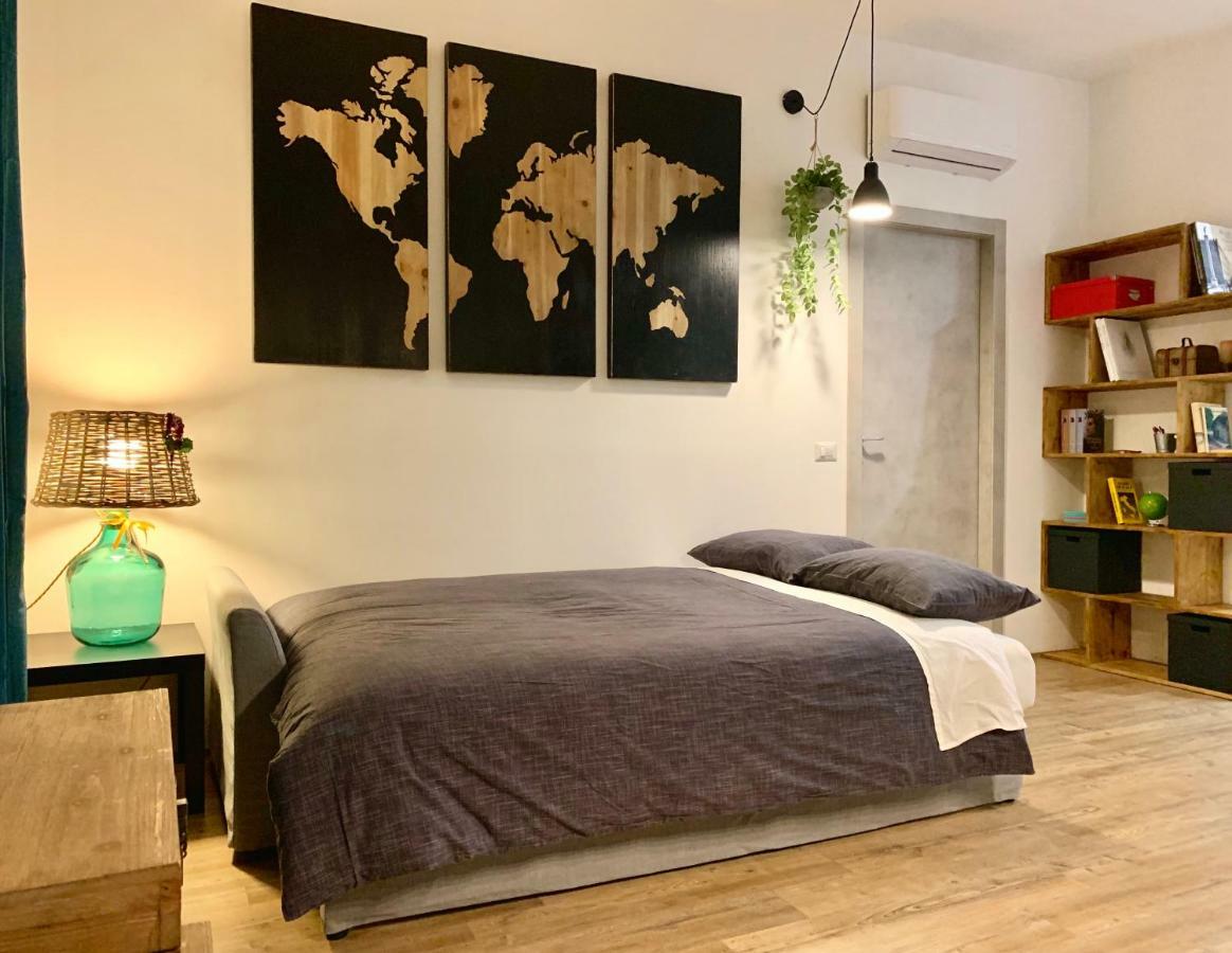 Open The Classic Wooden Shutters At A Cozy City Nest フィレンツェ エクステリア 写真