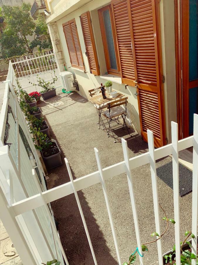 Open The Classic Wooden Shutters At A Cozy City Nest フィレンツェ エクステリア 写真
