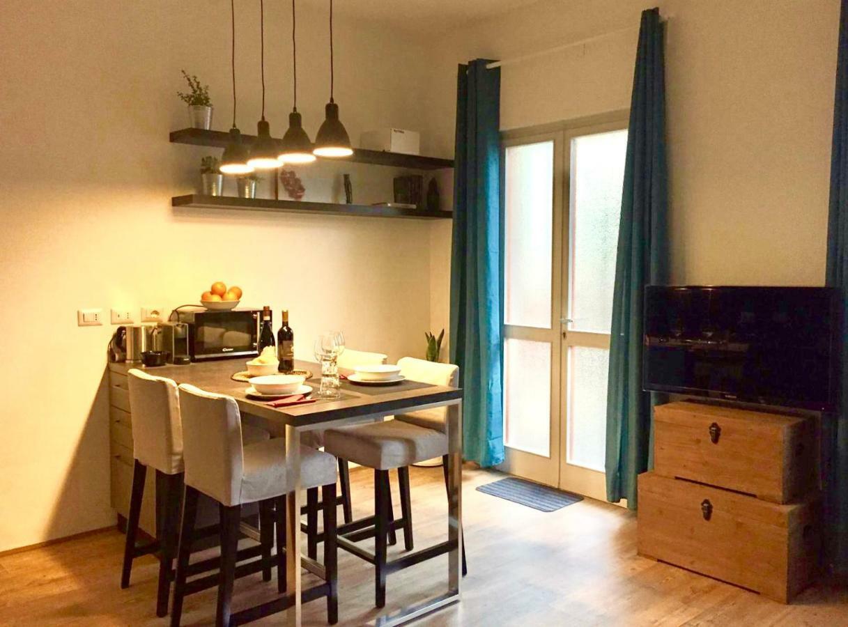 Open The Classic Wooden Shutters At A Cozy City Nest フィレンツェ エクステリア 写真