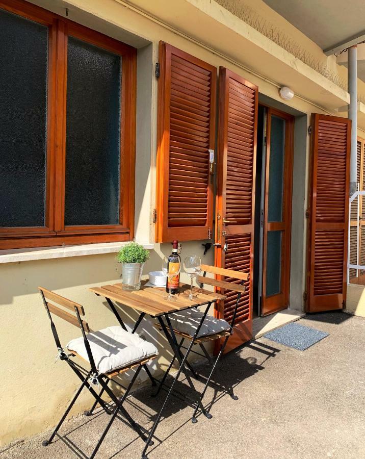 Open The Classic Wooden Shutters At A Cozy City Nest フィレンツェ エクステリア 写真
