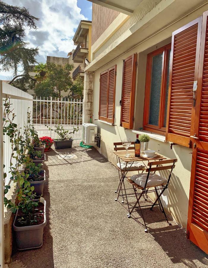 Open The Classic Wooden Shutters At A Cozy City Nest フィレンツェ エクステリア 写真